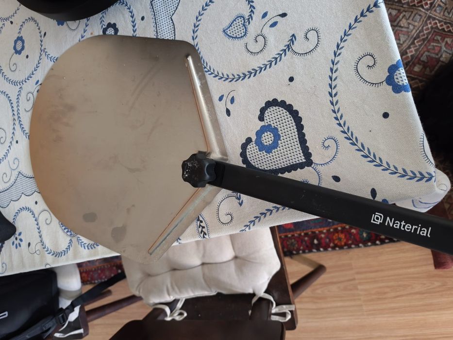 Forno de pizzas com utensílio extra