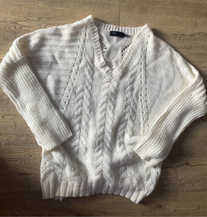 biały sweter z dekoltem w serek