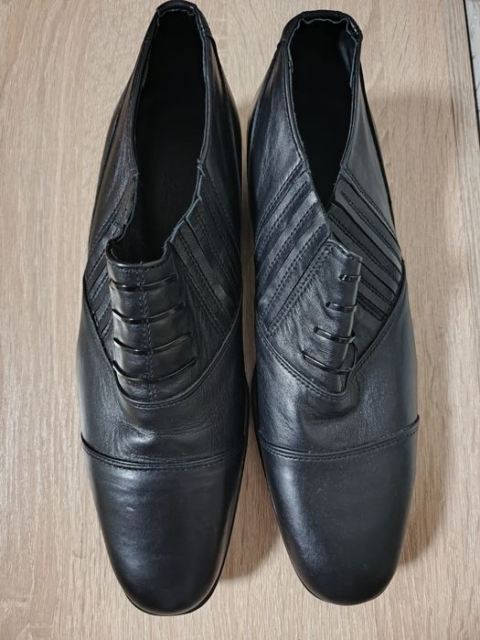 Нові чоловічі туфлі.