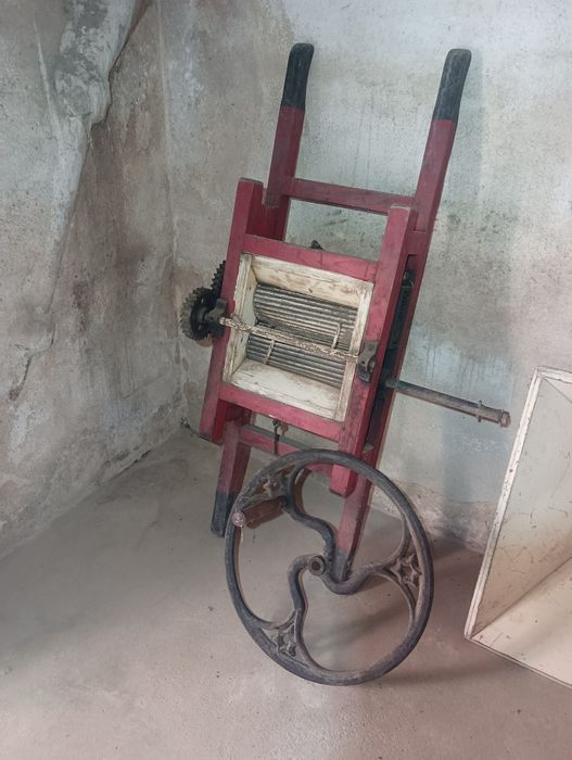 Prensa para vinho, esmagador, garrafeira