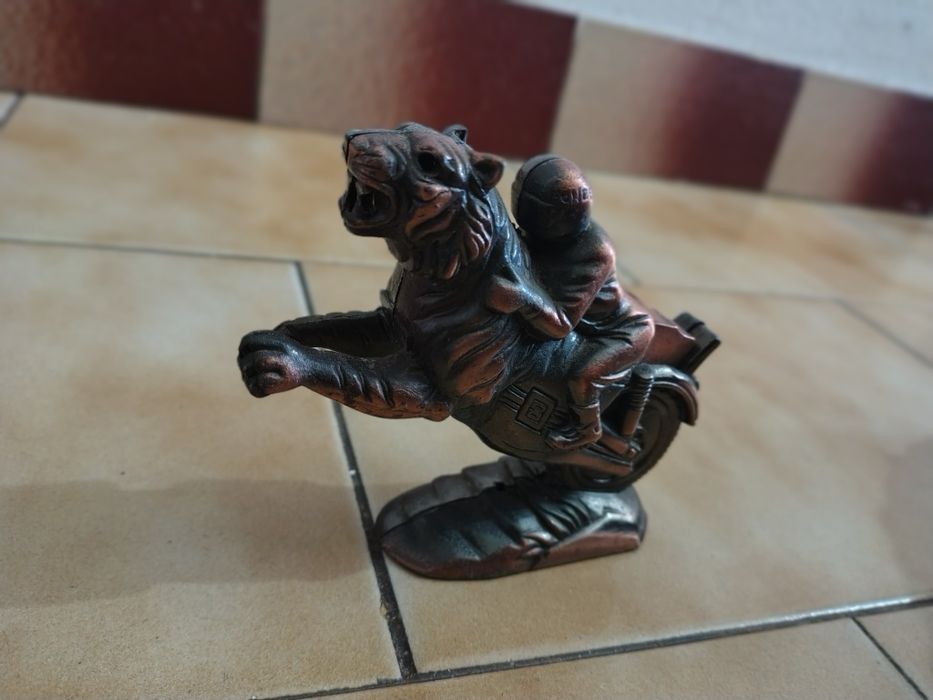 Vendo: isqueiros de mesa ( 1€)