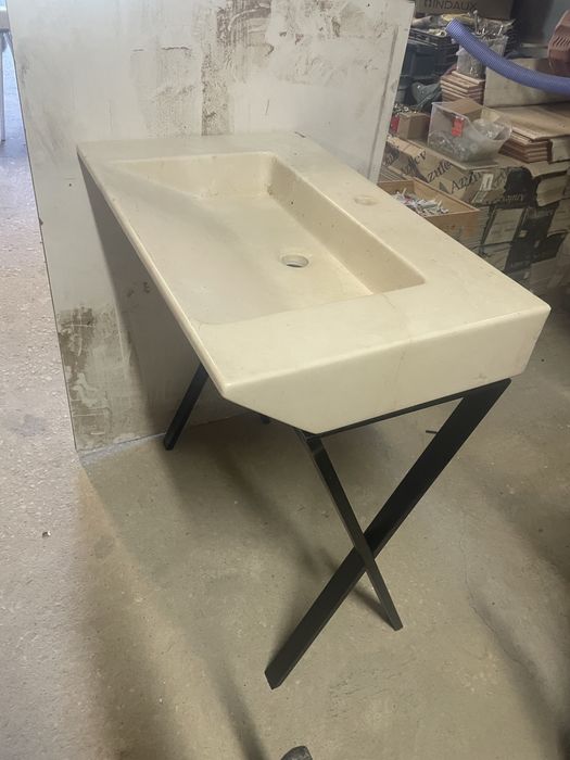 Wc ,Bancada em pedra  cor creme toda maciça nova