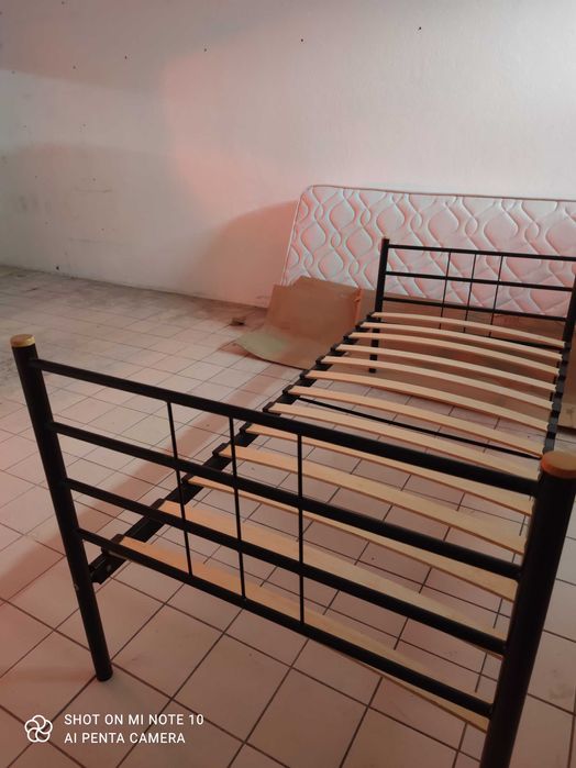 Cama em ferro de cor preto de solteiro