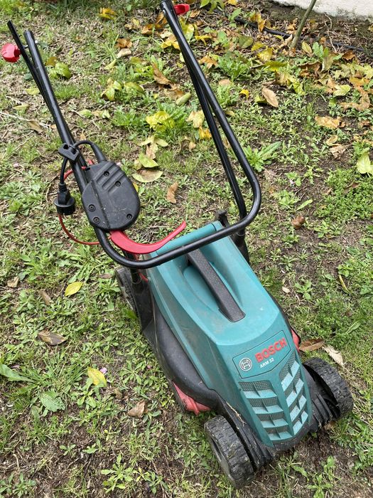 Corta relvas BOSCH Arm32