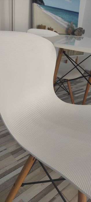 Mesa com 4 cadeiras brancas