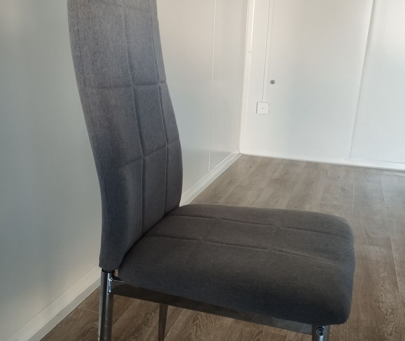 Komplet 4 krzeseł – mała plama na siedzisku, stan dobry