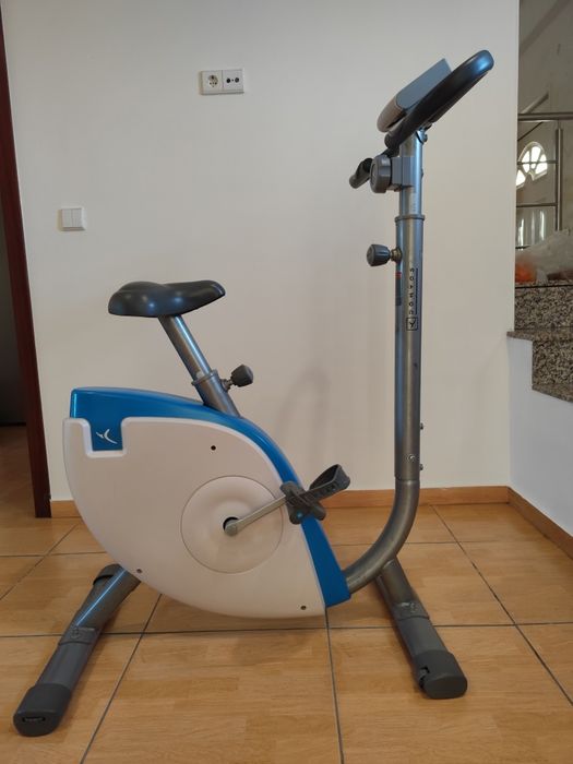 Bicicleta fixa com pouco uso.