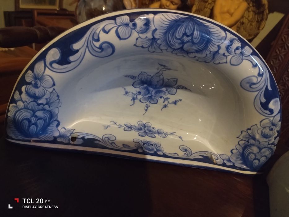 Fonte com torneira e base em louça Portuguesa muito antiga pintada mão