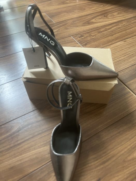 Sapatos cinza novos