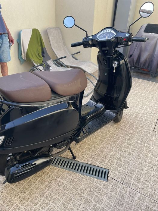 Vendo moto  praticamente nova