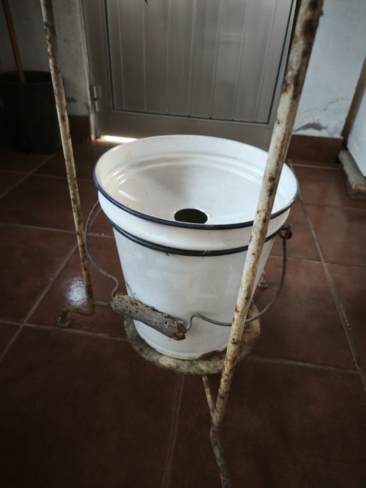 Lavatório antigo em ferro e loiça