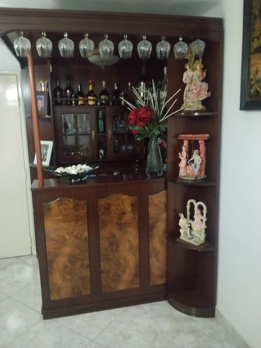 Bar de mogno e raiz de nogueira
