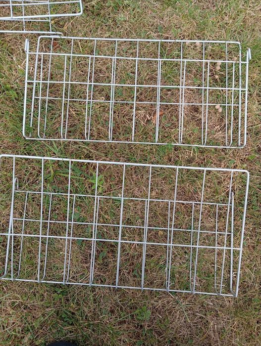 Regały do gazet i stojak na pocztowki