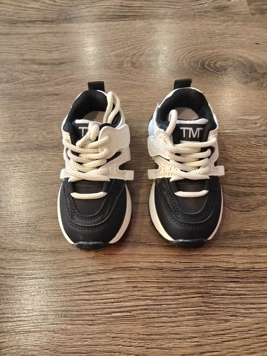 Продам дитячі кросівки нові