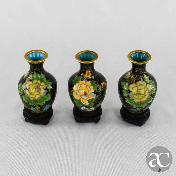 Conjunto de 3 pequenas jarras em cloisonné, China, com base em madeira
