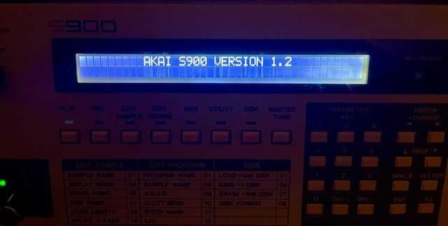 Akai S900 - Gotek, dobry wyświetlacz, uszy