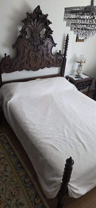 Quarto de casal em madeira de castanho