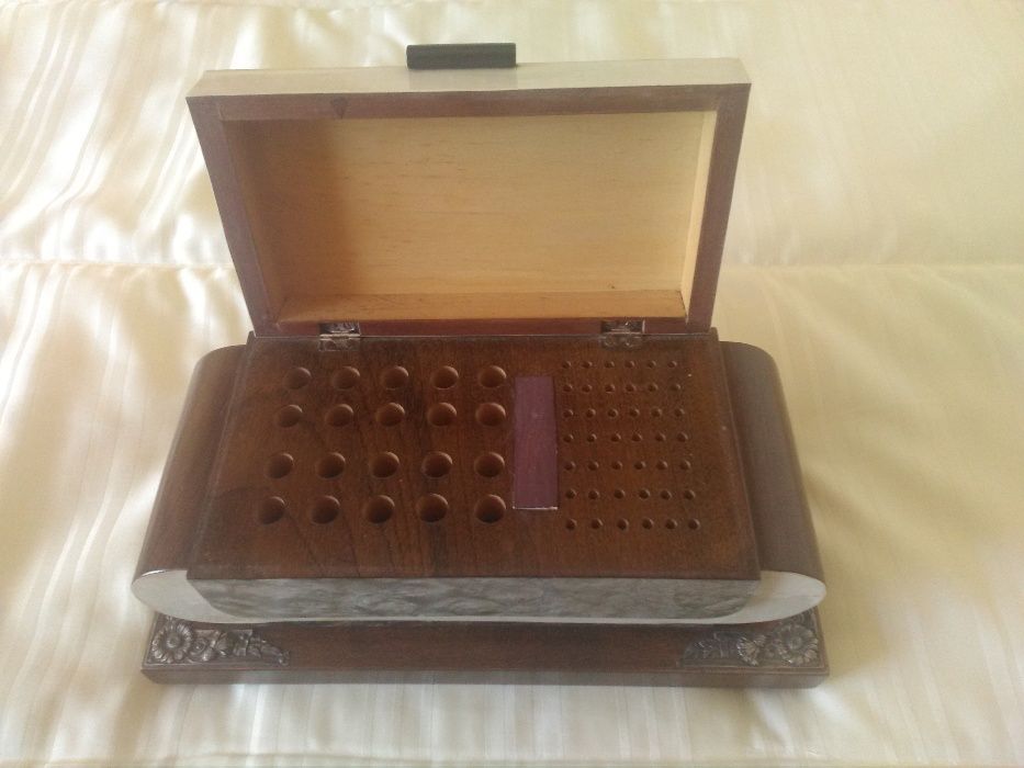 Caixa para guardar cigarros com aplicações em metal