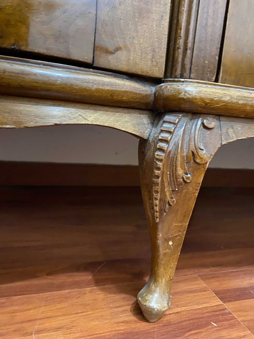 Roupeiro de madeira, elegante , de estilo Queen Anne com 3 portas