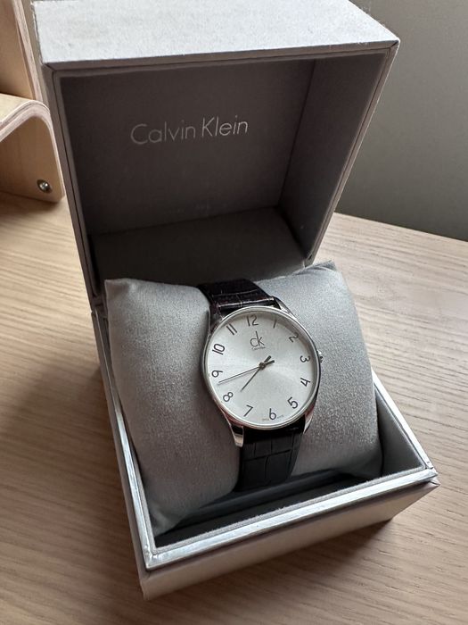 Elegancki zegarek Calvin Klein Classic K4D211 – srebrne wykończenie