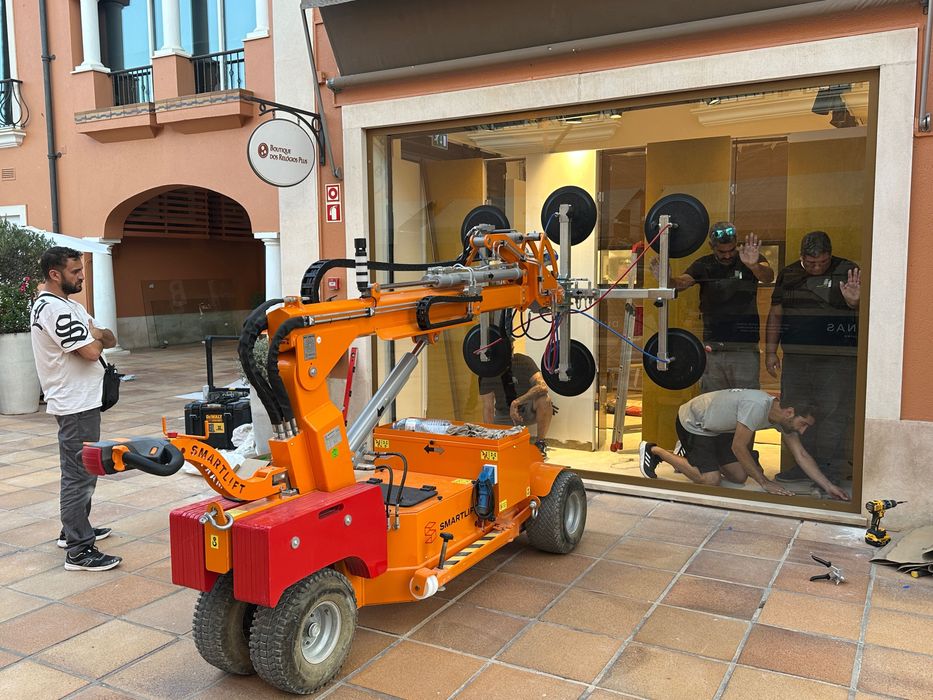 Serviço de montagem  com Robot capacidade 1 ton. Tecnocurado.pt