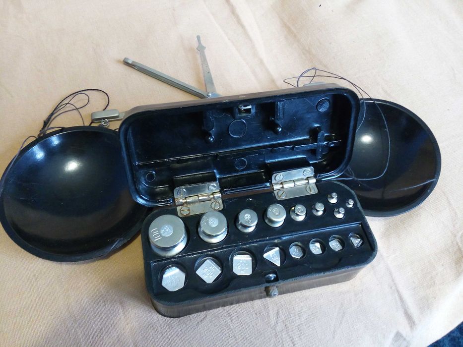 Продам весы ювелирные с гирьками.