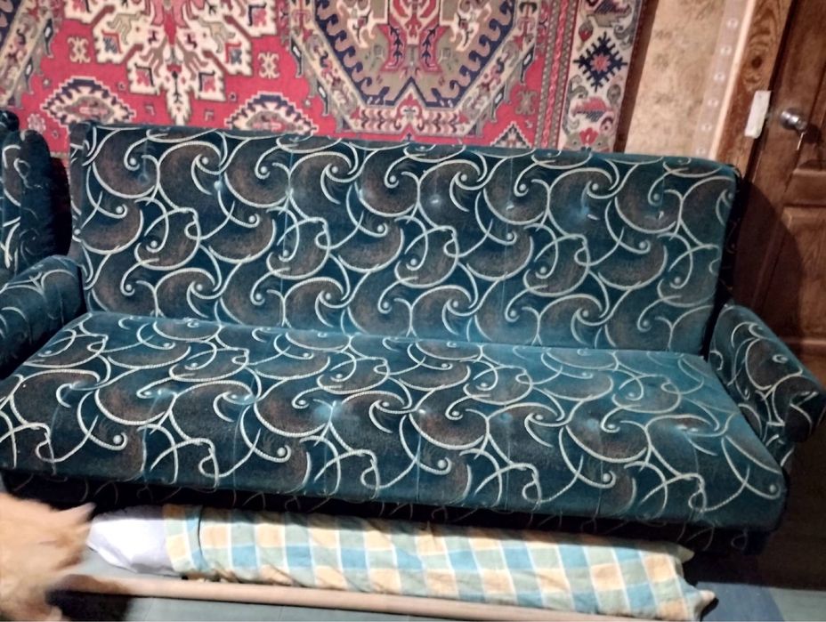 Кресло на колесах и диван