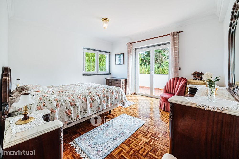 Quinta isolada T3+1 com áreas amplas e terreno de 2022m², em Colares