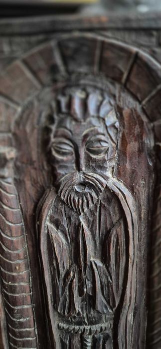 Drewniana antyczna płaskorzeźba zakonnika świętego gotyk relief