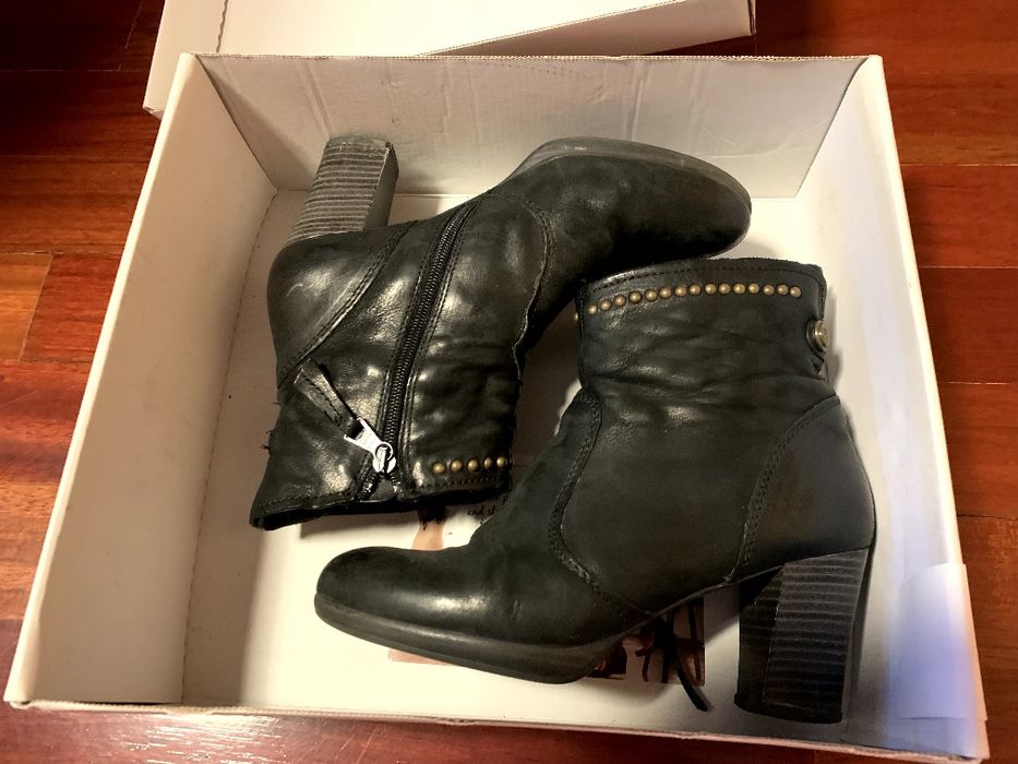 Botins pretos em pele 38