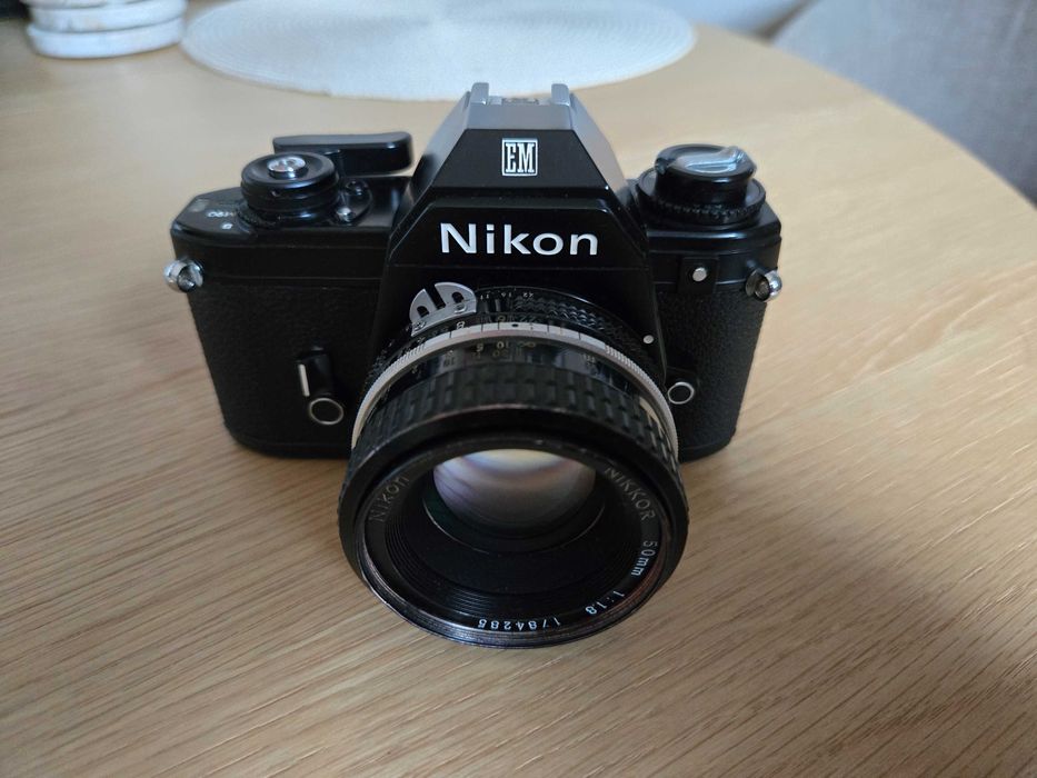 NIKON EM z obiektywem Nikkor 50mm 1:1.8 aparat analogowy