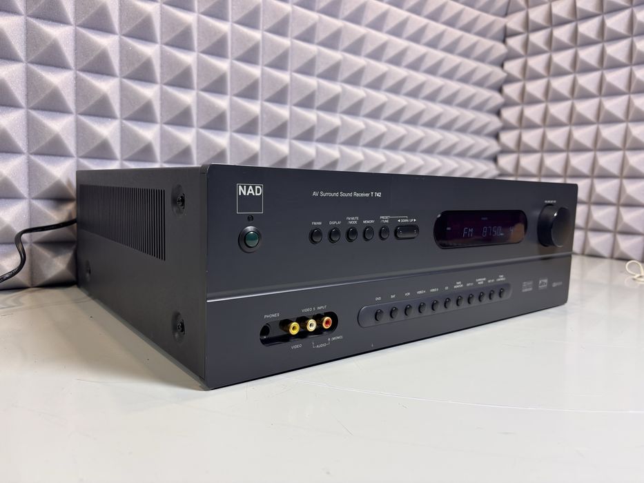Amplituner NAD T 742 + pilot
