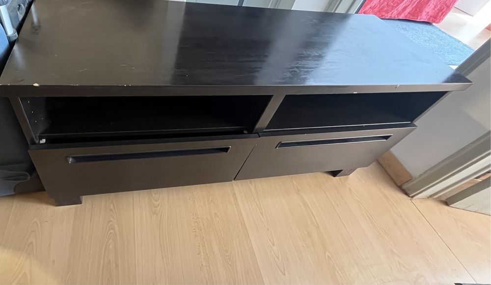 Móvel de tv usado com algumas marcas de uso.