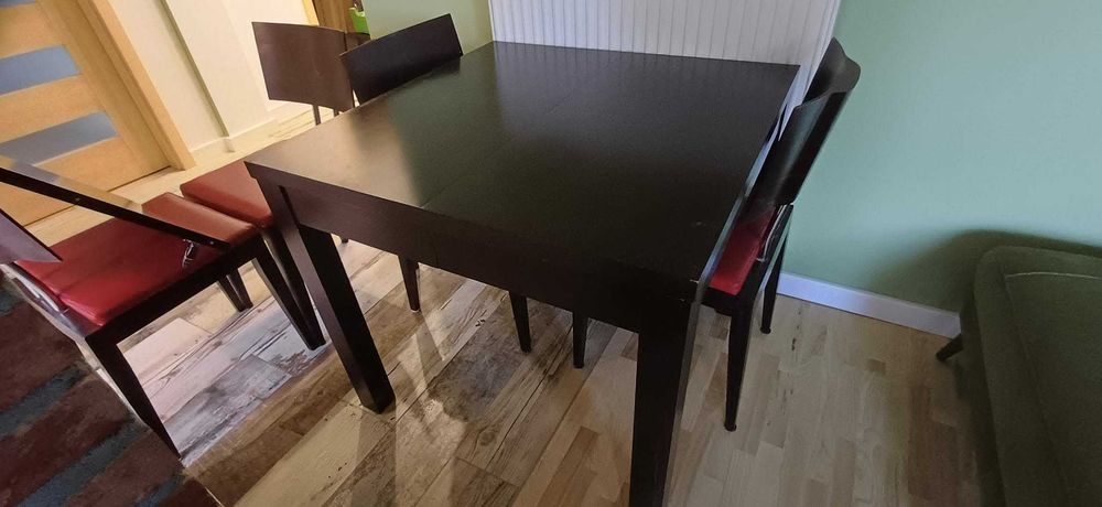Drewniany stół rozkładany marki FAMEG wenge (85x85+52) + 4 czerwone krzesła | Wrocław