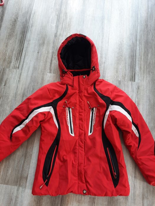 Czerwona kurtka zimowa