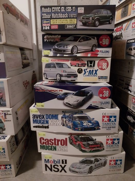 Model 1:24 Toyota Previa z bagaznikiem i orurowaniem