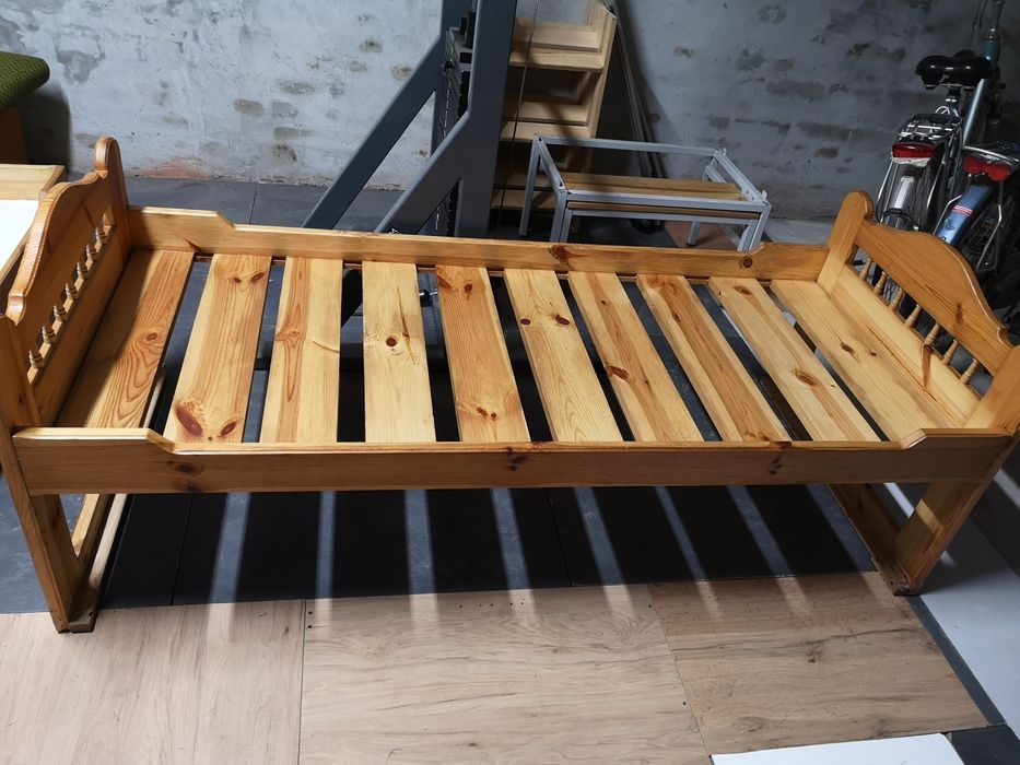 Łóżko drewniane solidne