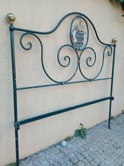 Cama de casal, em ferro maciço