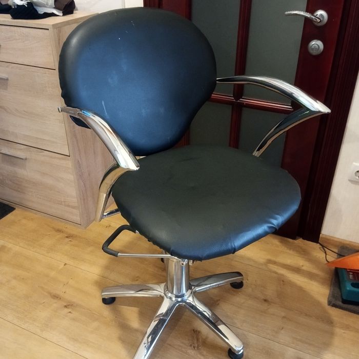 Продам кресло парикмахерское на гидравлике