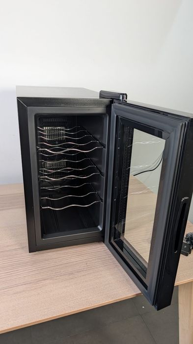 Wine cellar for maintaining wine temperature510877359953694721