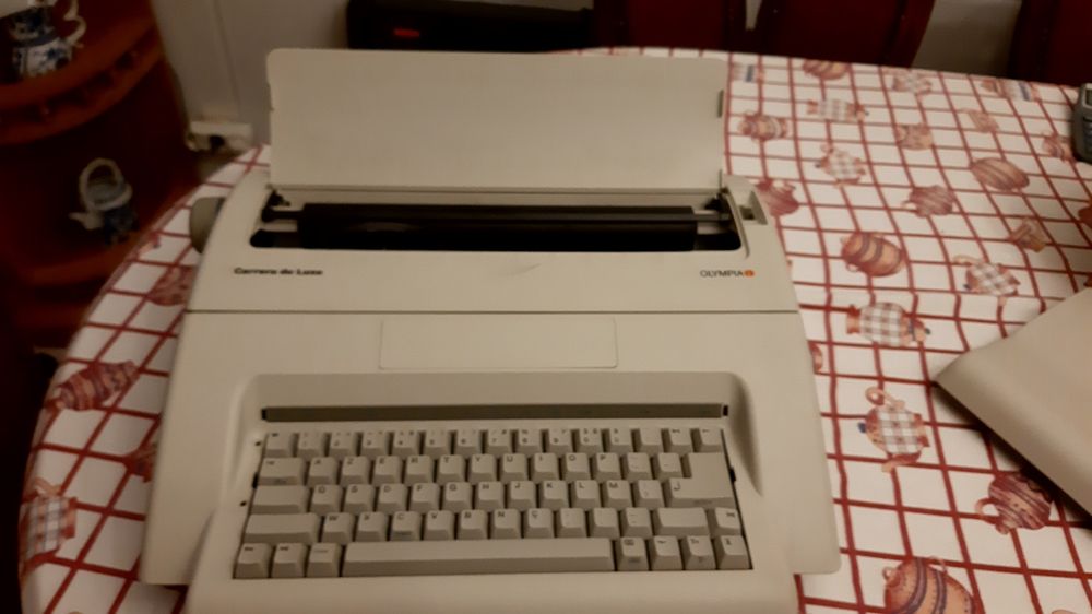 Máquina de escrever Olímpia elétrica em muito bom estado  conservação