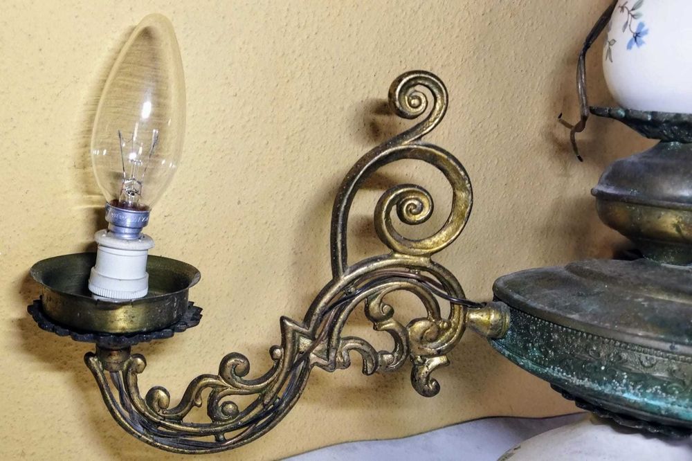 Candeeiro de teto em latão e loiça.