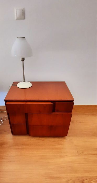 Cama de casal com duas mesass de cabeceira