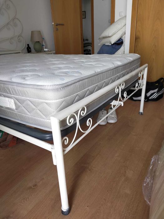 Cama de casal de ferro, colchão e estrado metálico
