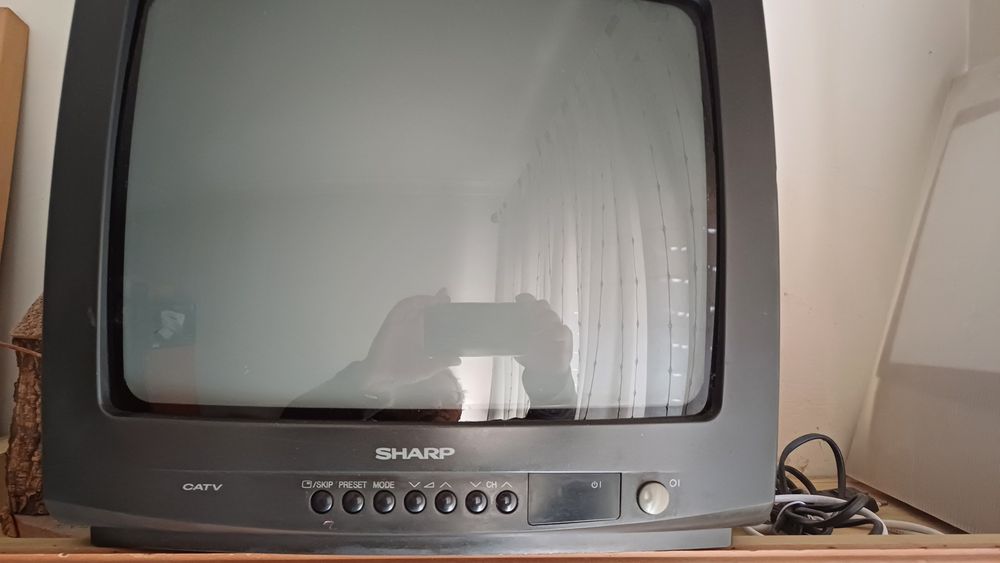 Tv Sharp com comando Portatil