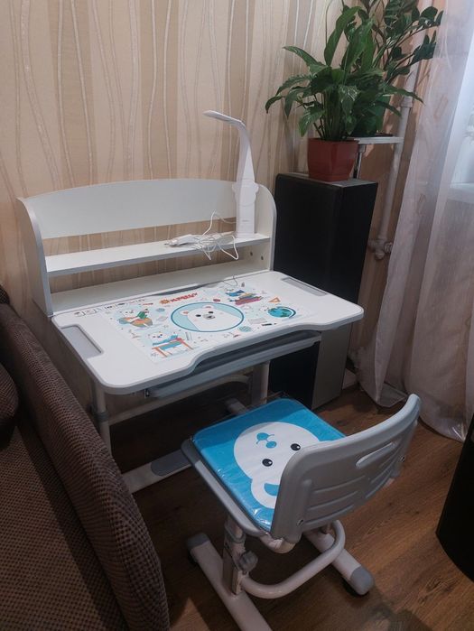 Парта стол стульчик полка лампа