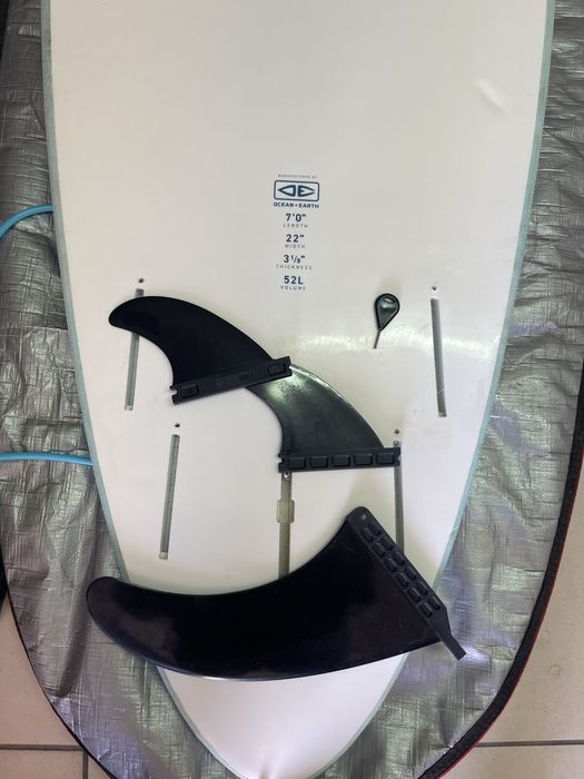 Prancha de surf Ocean & Earth Happy Hour Epoxy Softop 7.0 (52L) em bom estado geral, vendida com capa de proteção.