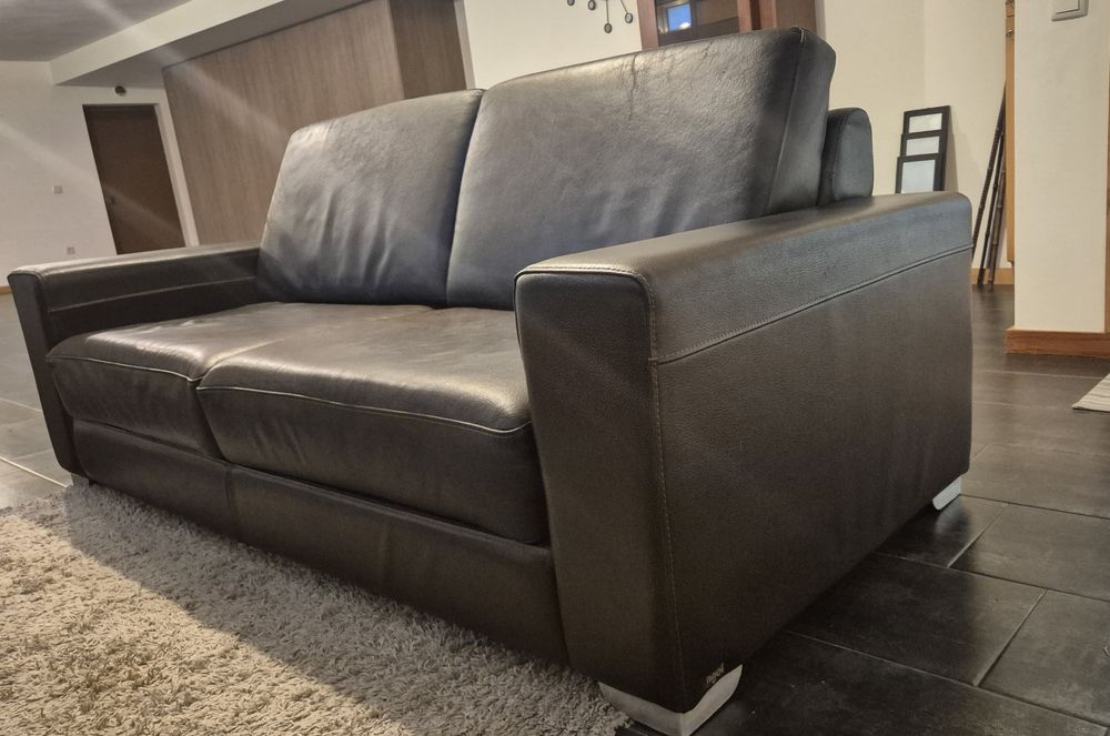 Sofá em pele genuína castanha da marca Agol