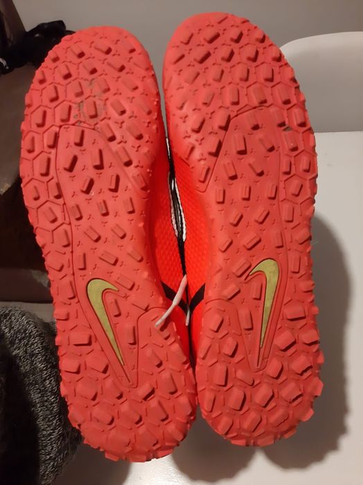 Chuteiras Nike Phantom brancas e laranjas