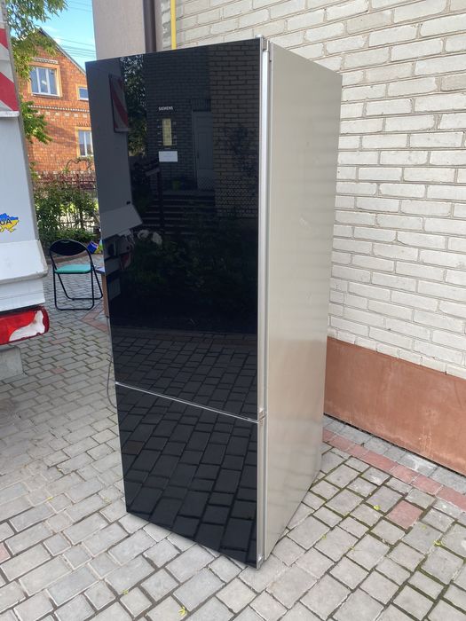 Холодильник Siemens чорне скло